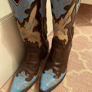 Resistol womens boots. Classic country.   Dark brown w/ turquoise & white inlay